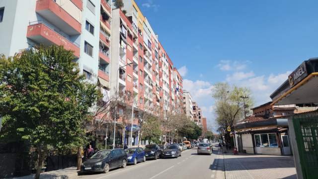 Tirane, shitet dyqan Kati 1, 260.40 m² 260400 Euro (Yzberisht)
