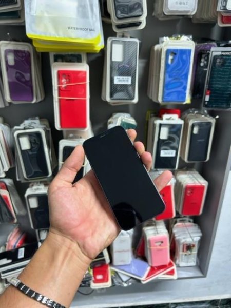 Vlore, shes Smartphone Iphone 12 400 Euro