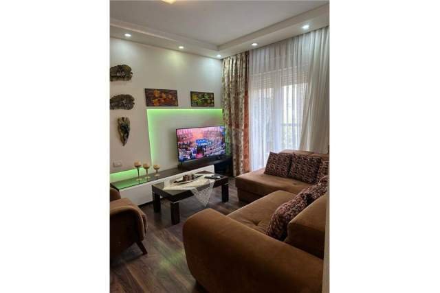 Tirane, jepet me qera apartament 3+1+BLK Kati 1, 90 m² 700 Euro (21 Dhjetori, Prane Kontaktit)