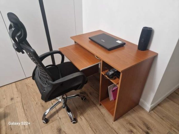Tirane, Shes tavoline per kompjuter edhe karrige profesionale 100 Euro