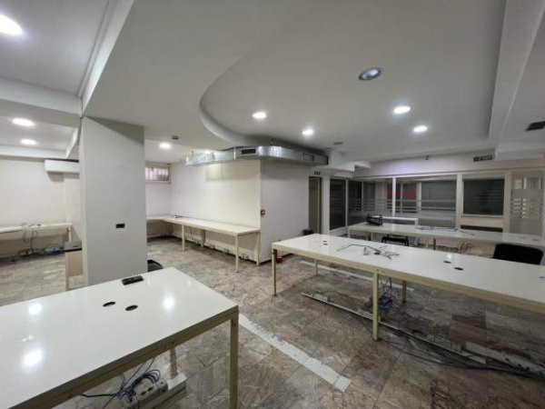 Tirane, jepet me qera ambjent biznesi Kati -1, 415 m² 2.500 Euro