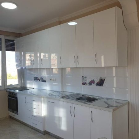 Apartament 1+1 ne rrugen Kongresi i Manastirit ngjitur me gjimnazin Cajupi, Qiraja 400 euro/muaj