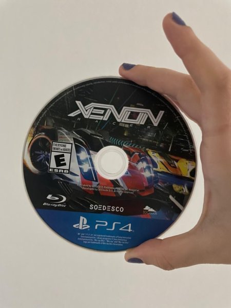 Shitet PS4 me dy leva origjinale
