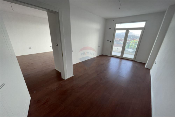 Shkoder, shitet apartament 1+1+Ballkon, Kati 6, 68 m² (Rus)