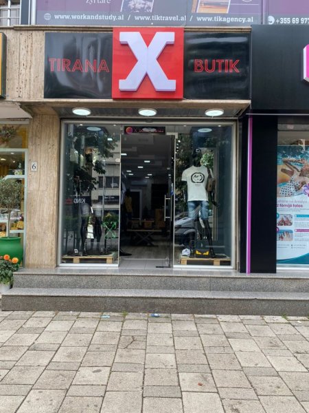 SHITET biznesi, X Butik Tirana, qe ndodhet ne  Kati 1, 50 m² (rruga Muhamet Gjollesha, tek 21 Dhjetori)
