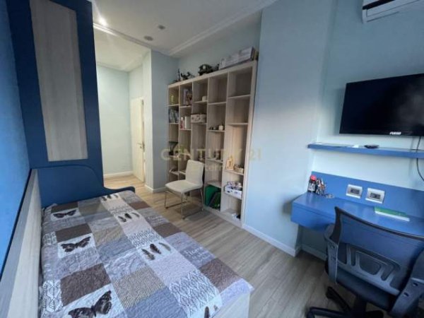 Tirane, Shitet Apartament: 2+1+2+ Garderobe (Yzberish) 142.000 Euro
