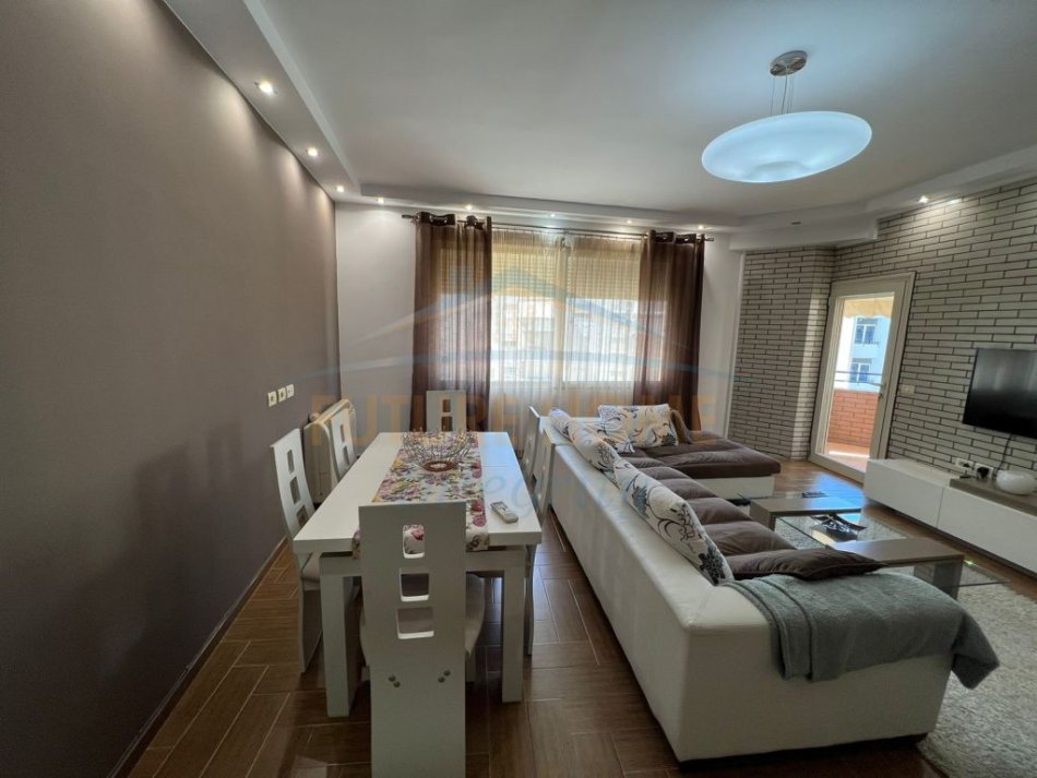 Tirane, jepet me qera apartament 2+1 Kati 4, 94 m² 650 € (Liqeni i Thate,pranë Hotel Radisson)