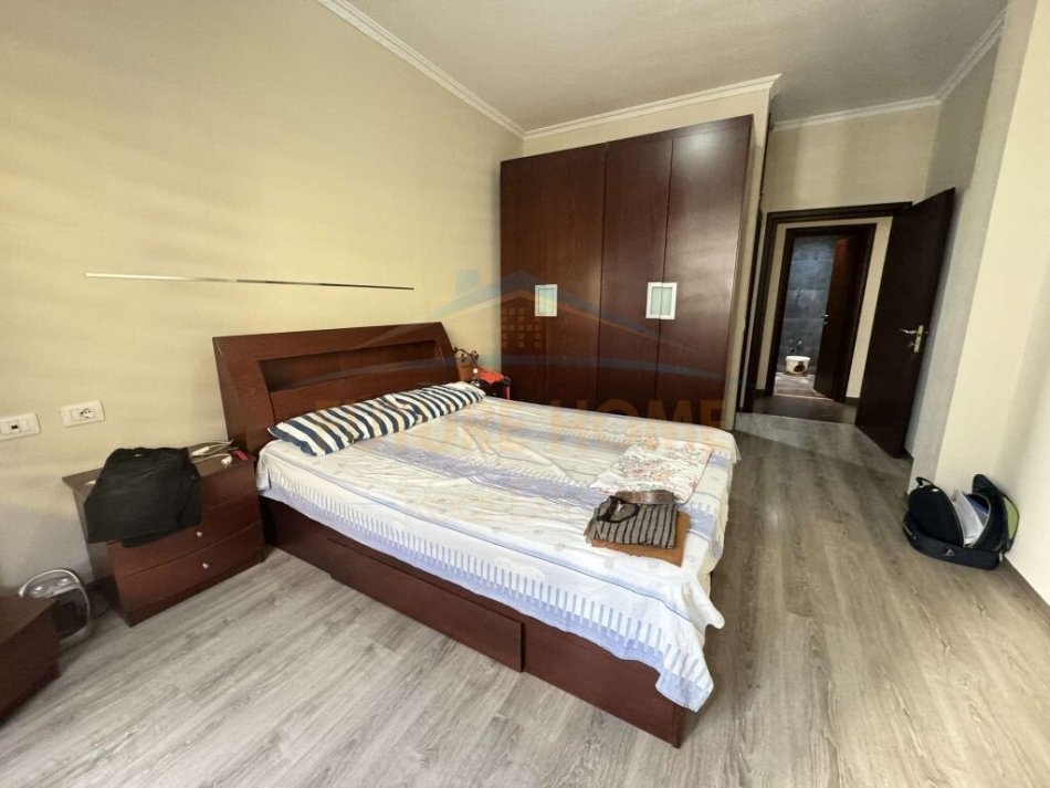 Tirane, jepet me qera apartament 3+1+Ballkon Kati 5, 138 m² 600 € (Kodra e Diellit)