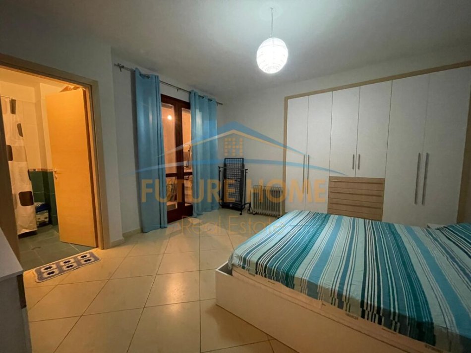 Tirane, jepet me qera apartament 2+1+Ballkon Kati 3, 95 m² 550 € (Kopshti Botanik)