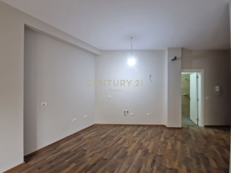 Tirane, jepet me qera apartament 1+1 Kati 3, 77 m² 129.500 € (Fusha e Aviacionit)