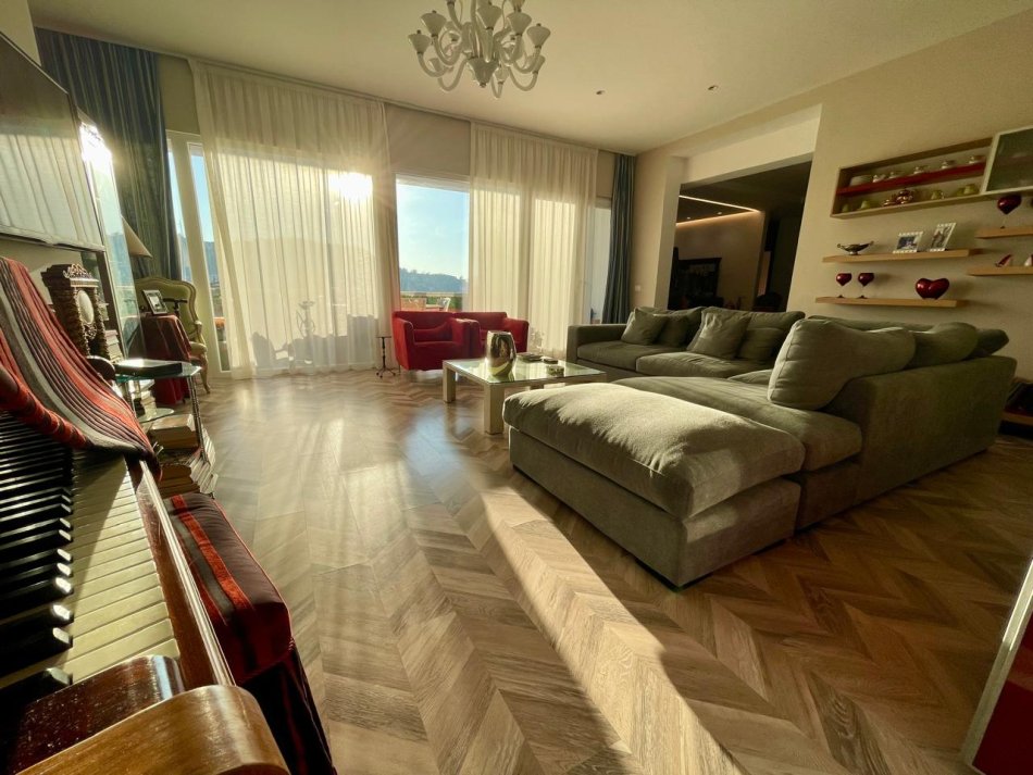 Tirane, shitet apartament 3+1 , 228 m² (Tirana Golden Park)