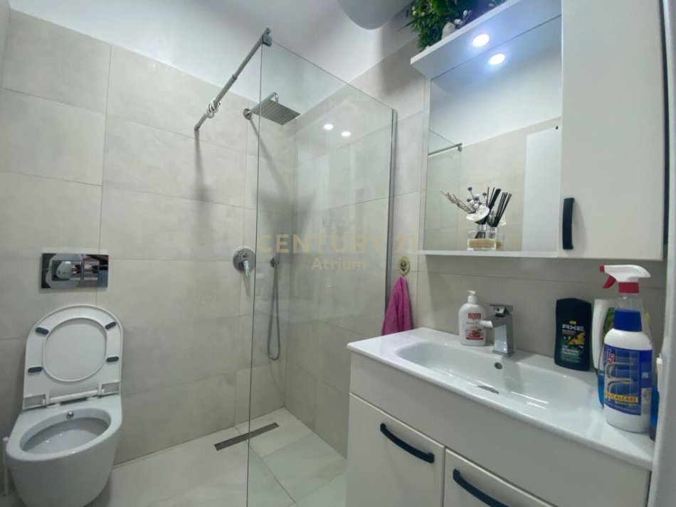 Tirane, jap me qera apartament 2+1 Kati 7, 95 m² 700 € (Materniteti i Ri)