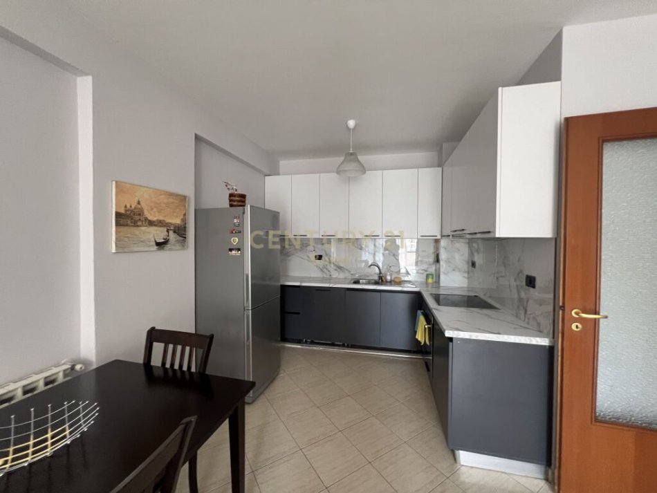 Tirane, jap me qera apartament 2+1+Ballkon Kati 7, 110 m² 700 € (Komuna e Parisit)