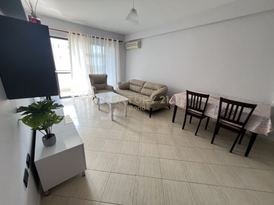 Tirane, jap me qera apartament 2+1+Ballkon Kati 7, 110 m² 700 € (Komuna e Parisit)