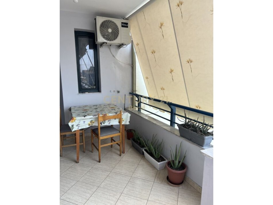 Tirane, jap me qera apartament 2+1+Ballkon Kati 7, 110 m² 700 € (Komuna e Parisit)