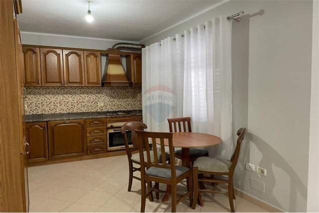Tirane, jepet me qera apartament 2+1+BLK Kati 2, 110 m² 350 Euro (Laprake)
