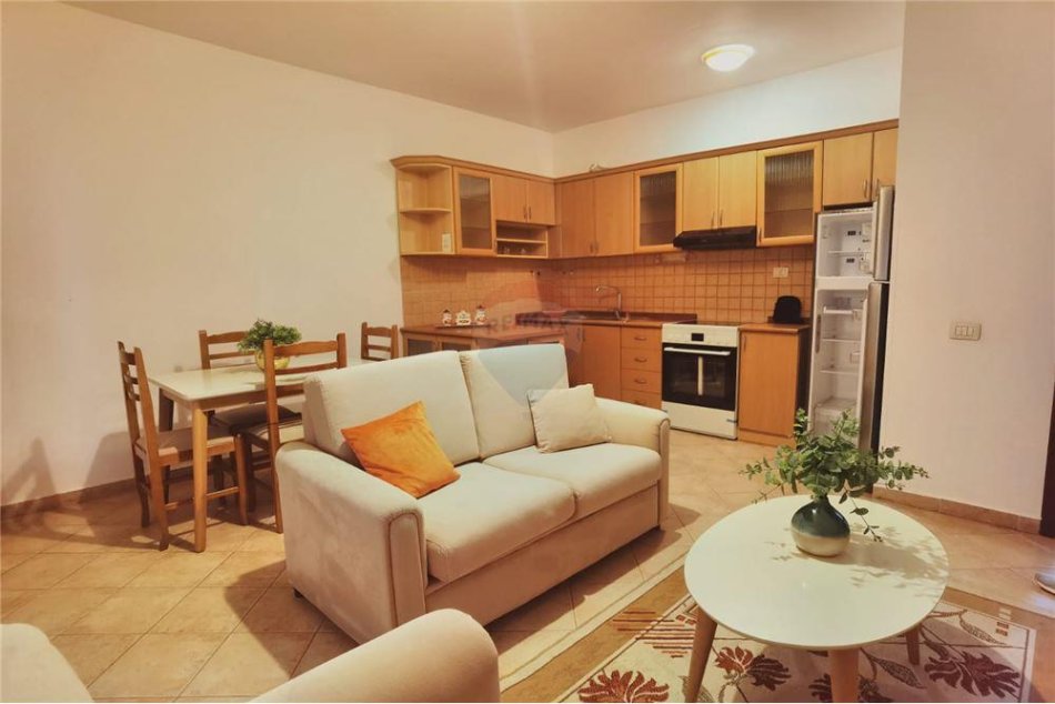 Tirane, jepet me qera apartament 1+1+Ballkon Kati 2, 70 m² 520 € (Komuna e Parisit - Lulishtja)