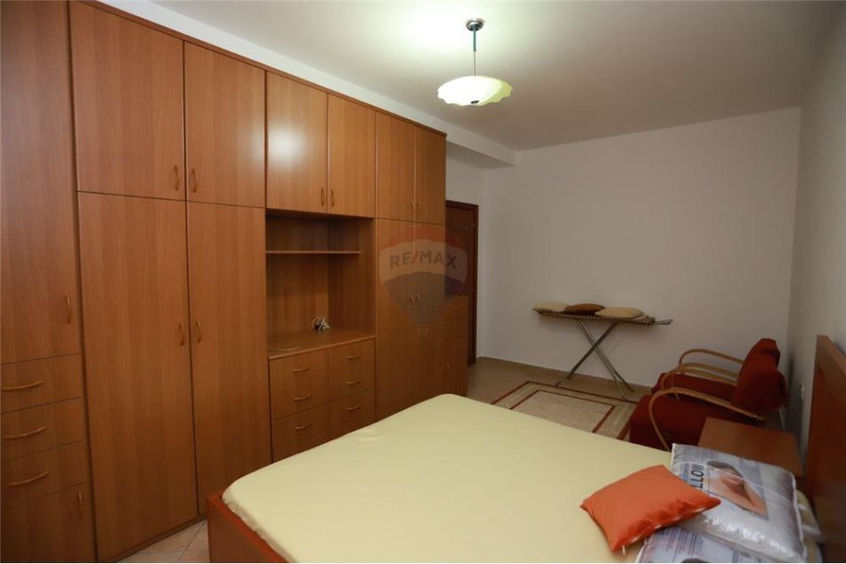 Tirane, jepet me qera apartament 1+1+Ballkon Kati 2, 70 m² 520 € (Komuna e Parisit - Lulishtja)
