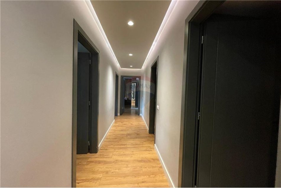 Tirane, shitet apartament 3+1 Kati 9, 137 m² 268.000 € (Vilat Gjermane)