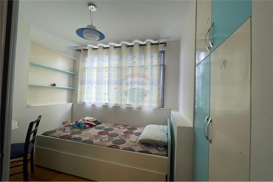 Tirane, jepet me qera apartament 2+1+Ballkon Kati 3, 82 m² 550 € (Rruga Robert Zhvarc)