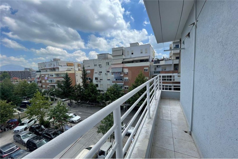 Tirane, jepet me qera apartament 2+1+Ballkon Kati 3, 82 m² 550 € (Rruga Robert Zhvarc)