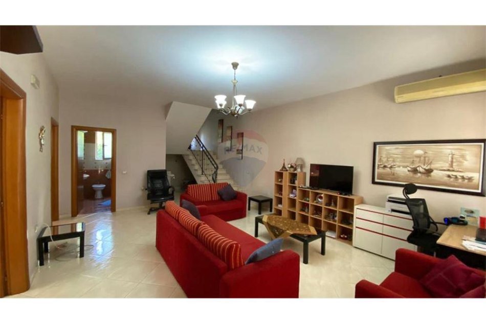 Tirane, jepet me qera apartament 2+1 Kati 1, 120 m² 400 € (Rruga Frang Bardhi)