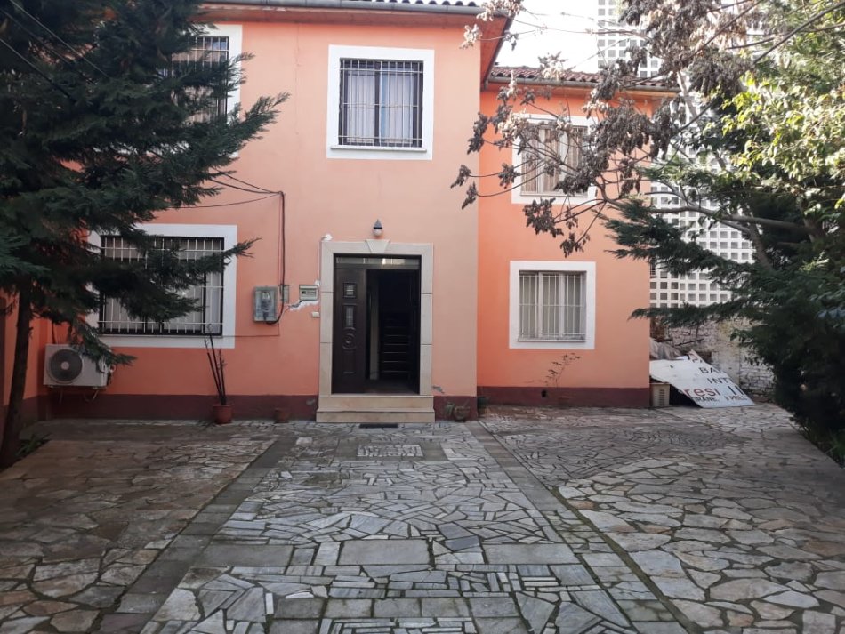 Tirane, jap me qera Vile Kati 2, 140 m² 1.200 € (Rruga Hoxha Tahsim)