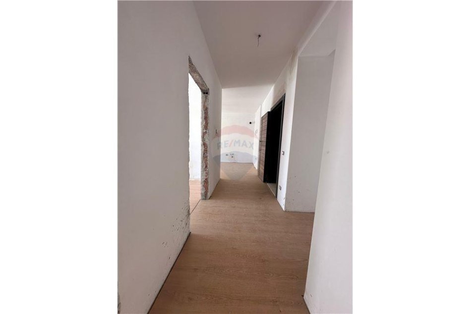 Tirane, shitet apartament 2+1+Ballkon Kati 8, 85 m² 84.000 € (QTU)