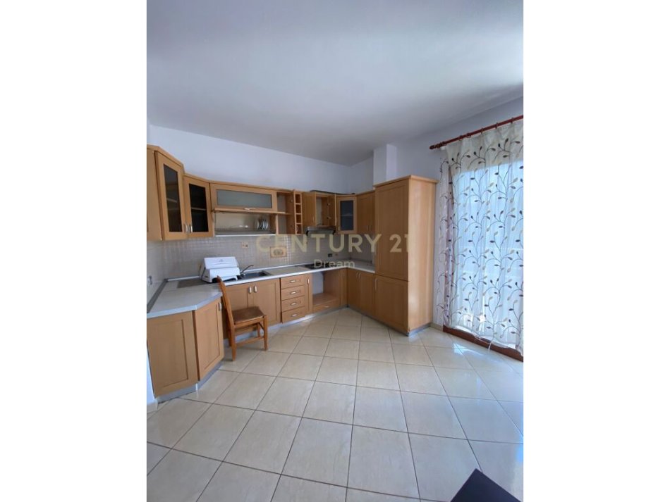 Tirane, jepet me qera apartament 3+1 Kati 3, 103 m² 450 € (Rruga:&quot;Sadik Petrela&quot;)