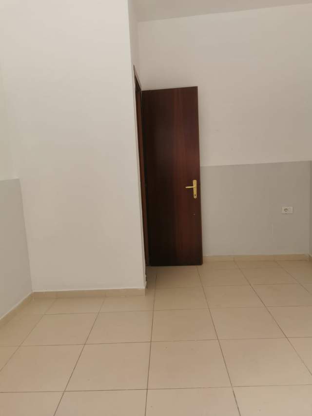 Tirane, jepet me qera ambjent biznesi Kati 0, 25 m² 270 Euro (Rruga Fortuzi)