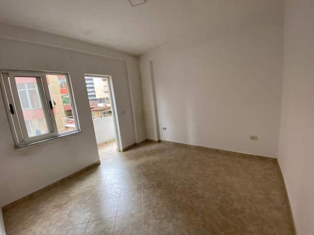 Tirane, shes apartament 1+1 Kati 4, 62 m² 130.000 Euro (prane Fakultetit ekonomik)