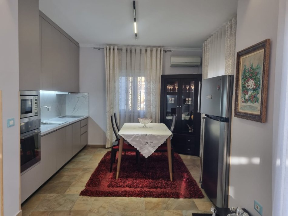 Tirane, Apartament 2+1me qira Kati 3, 110 m² 600 € (Ekonomiku)