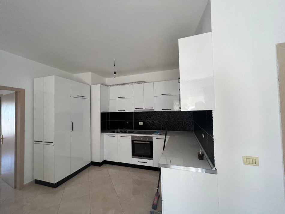 Tirane, jepet me qera apartament 2+1 Kati 4, 85 m² 500 € 