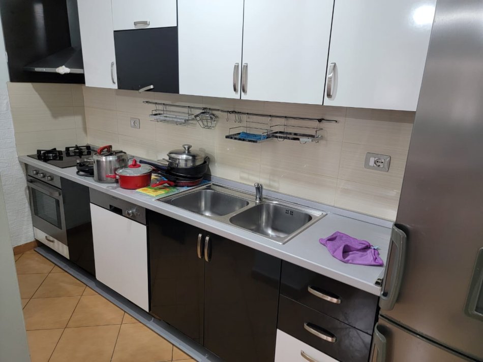 Tirane, jepet me qera apartament 1+1 Kati 1, 70 m² 350 € 