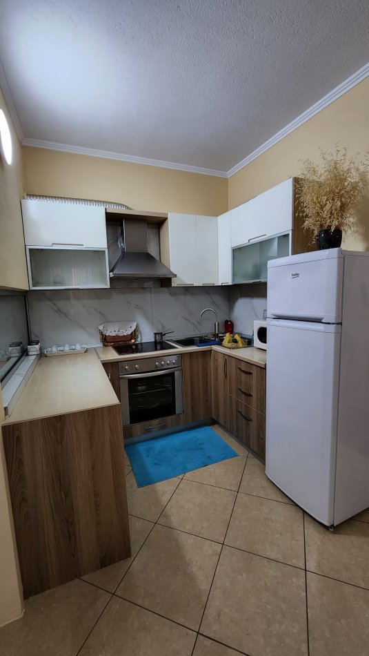 Tirane, jepet me qera apartament 2+1 Kati 5, 600 € 