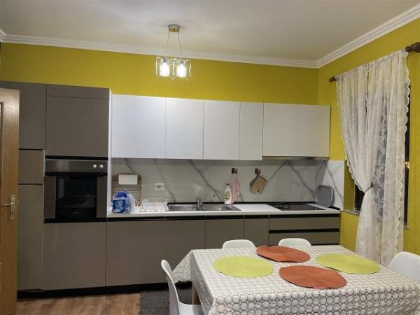 Tirane, jepet me qera apartament 2+1 Kati 1, 110 m² 550 Euro (restorant durresi)