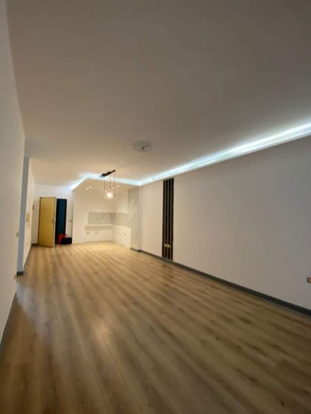 Tirane, jepet me qera zyre Kati 8, 95 m² 750 Euro (ish fusha e aviacionit)