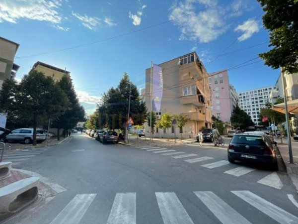 Tirane, shitet apartament Kati 4, 70 m² 75.000 Euro ("Frosina Plaku")