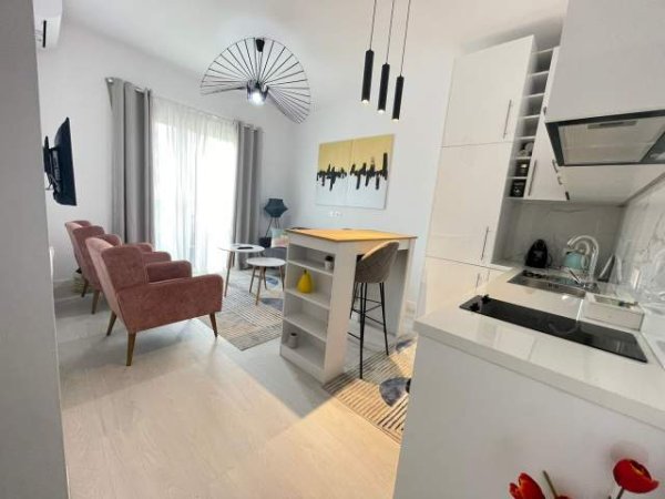 Tirane, jepet me qera apartament 2+1+BLK Kati 3, 80 m² 550 Euro (Kafe Flora)