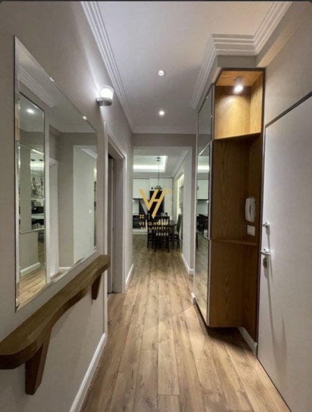 Tirane, jepet me qera apartament 2+1+Ballkon Kati 2, 83 m² 750 € (PORCELAN)