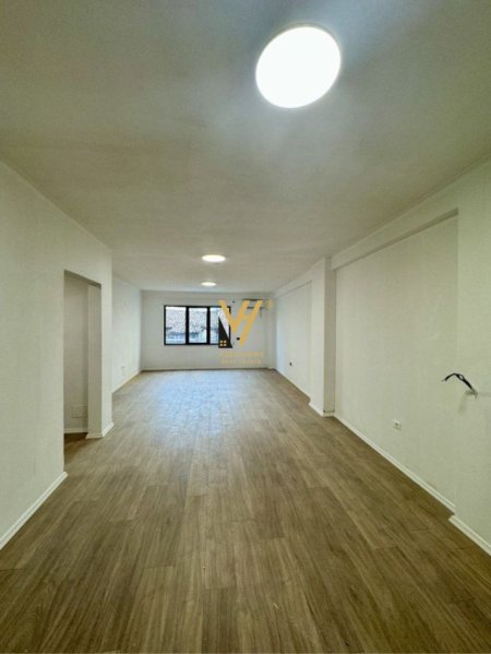 Tirane, jepet me qera zyre Kati 1, 77 m² 550 € (PAZARI I RI)