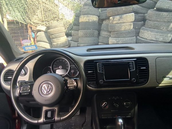 Tirane, shitet makine WV Wolkswagen beetle Benzin, e kuqe automatik Kondicioner 18 km 22.000 €
