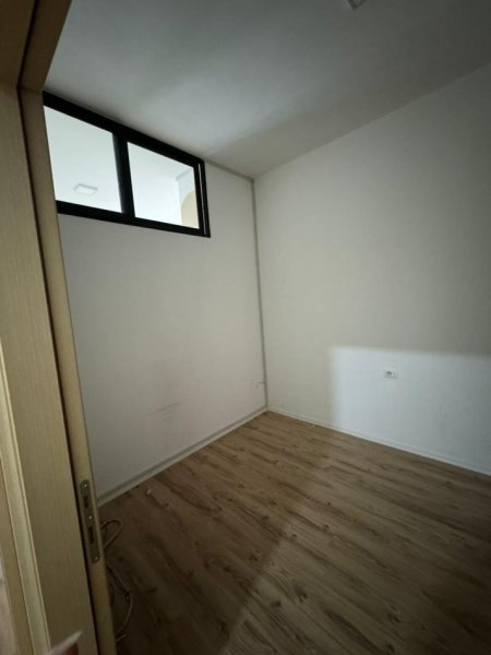 Tirane, jepet me qera zyre Kati 3, 76 m² 600 € (Kompleksi Square 21)