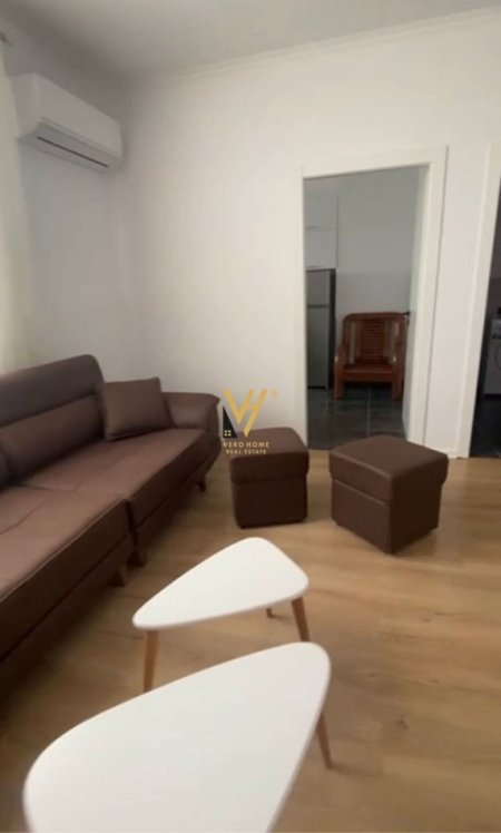 Tirane, jepet me qera apartament 1+1+Ballkon Kati 4, 80 m² 400 € (SHKOLLA E BASHKUAR)