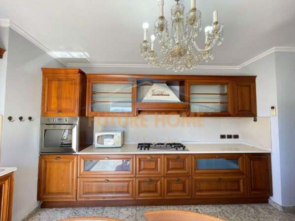Tirane, jepet me qera apartament 3+1 Kati 8, 154 m² 650 € (Him Kolli)