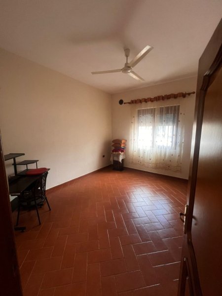 Tirane, jepet me qera apartament 3+1 Kati 1, 130 m² 500 € (5 Maj)