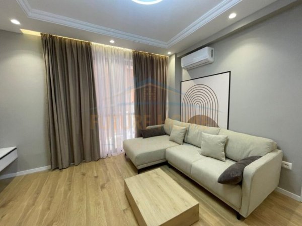 Tirane, shitet apartament 2+1+Ballkon Kati 3, 54 m² (21 Dhjetori)