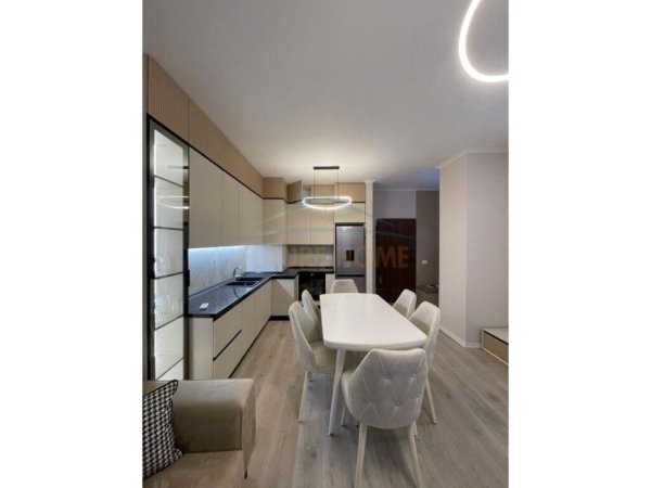 Tirane, jepet me qera apartament 2+1 Kati 9, 76 m² 600 € (Yzberisht)