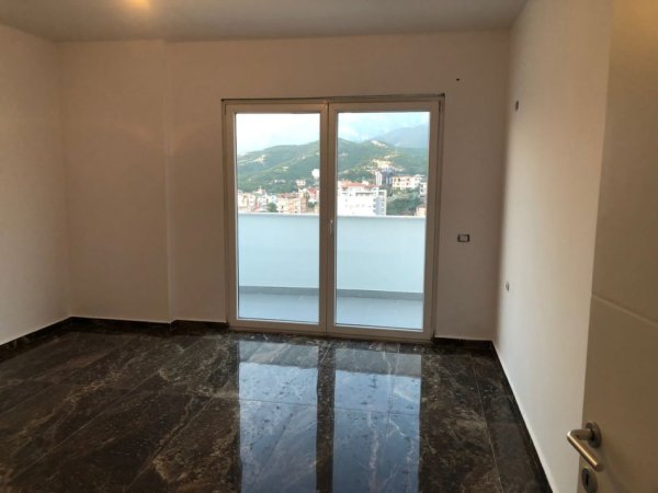 Tirane, shitet apartament 3+1 Kati 5, 202 m² 250.000 € (Fresk)