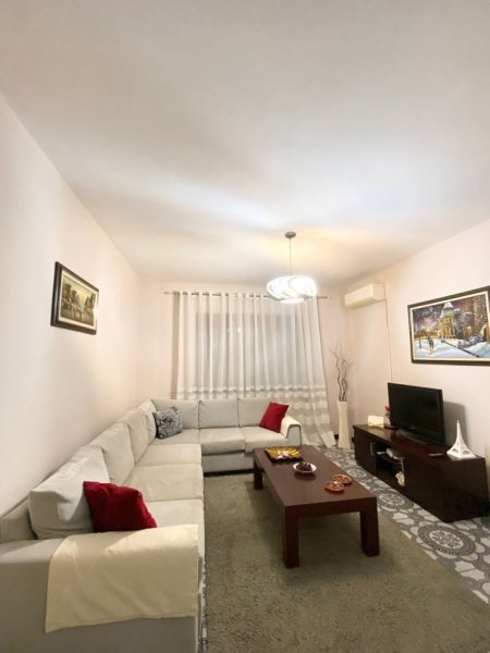 Tirane, jepet me qera apartament 2+1+Ballkon Kati 5, 95 m² 500 € (TREGU ELEKTRIK)
